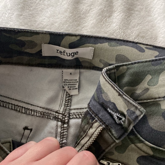 Refuge womens dark camo skinny pants size 4 with stretch - Picture 4 of 5